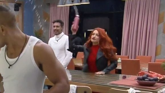 "Power Couple": nova briga Brenda x Karol tem água na cara e arremesso de prato