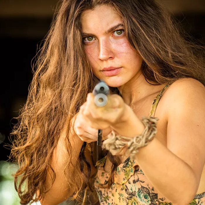 Em &quot;Pantanal&quot;, Juma (Alanis Guillen) atira em Levi (Leandro Lima) na tapera para tentar salvar Muda (Bella Campos), que foi sequestrada por ele