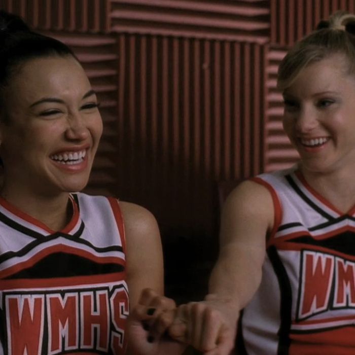  Em &quot;Glee&quot;, Santana (Naya Rivera) usa da música para expressar o que sente por Brittany (Heather Morris), cantando &quot;Mine&quot;, da Taylor Swift 