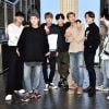 Calça cargo: Jungkook, do BTS, veste uma versão verde da peça, com uma parte superior escura e tênis