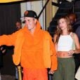 Justin Bieber ousou com look monocromático laranja composto por calça cargo
