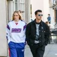 Joe Jonas aparece com visual estiloso, usando calça cargo preta e jaqueta ao lado da sua esposa, Sophie Turner