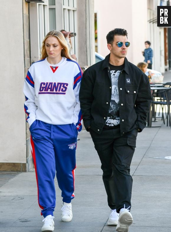 Joe Jonas aparece com visual estiloso, usando calça cargo preta e jaqueta ao lado da sua esposa, Sophie Turner