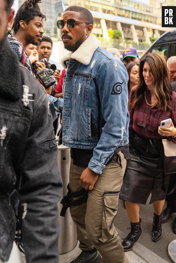 Michael B. Jordan aparece maravilhoso usando calça cargo e jaqueta jeans