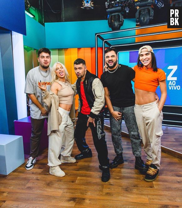 Rafael Uccman apostou em uma calça cargo off white com cropped laranja para um look casual