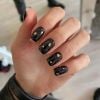 Nail art: o preto pode ser adaptado em diferentes estilos