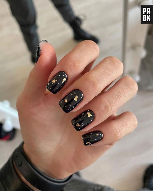 Nail art: o preto pode ser adaptado em diferentes estilos