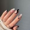 Nail art: preto e branco é uma combinação clássica