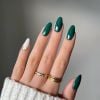 Nail art: verde e brilho são perfeitos para o inverno