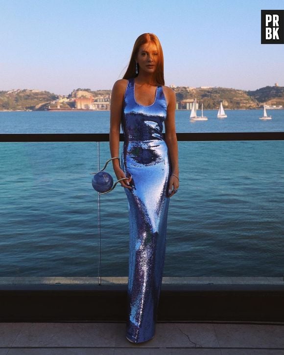 Marina Ruy Barbosa usa vestido azul cintilante com paetês da marca Tom Ford