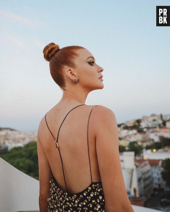 Marina Ruy Barbosa apostou em coque alto polido e joias Vivara