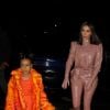 North West usa look monocromático laranja e casaco com pelugem