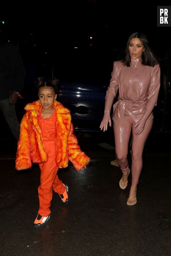 North West usa look monocromático laranja e casaco com pelugem