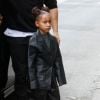 North West posa com look all black e penteado half bun