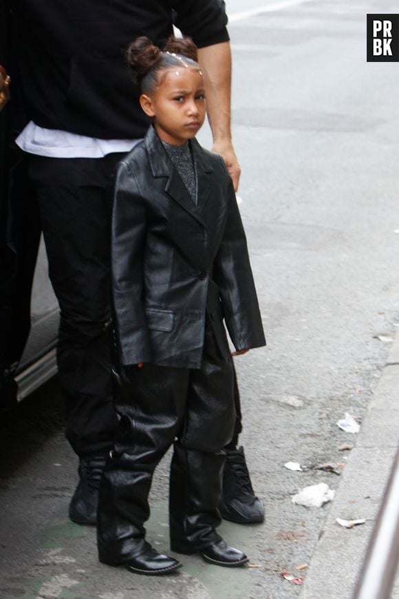 North West posa com look all black e penteado half bun