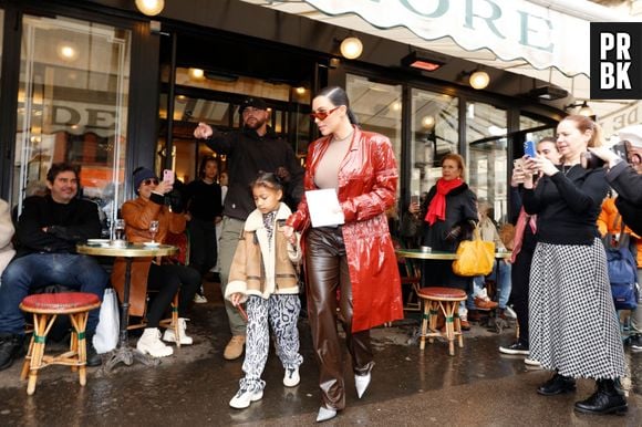 North West adota tendência animal print em look em passeio com Kim Kardashian