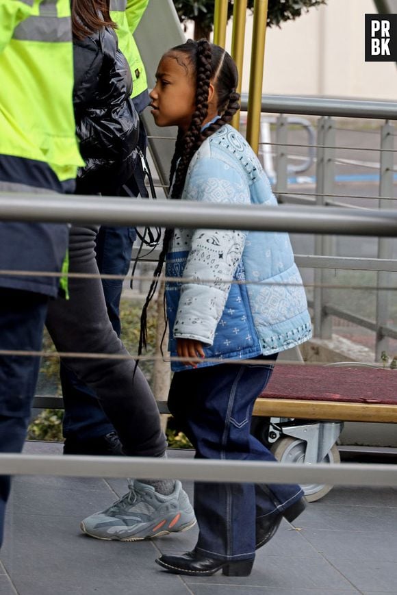 North West combina look com jaqueta bomber e jeans