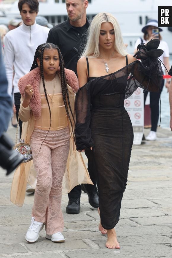 North West usa paleta em tons terrosos em seu look