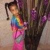 North West combina look com t-shirt tie dye