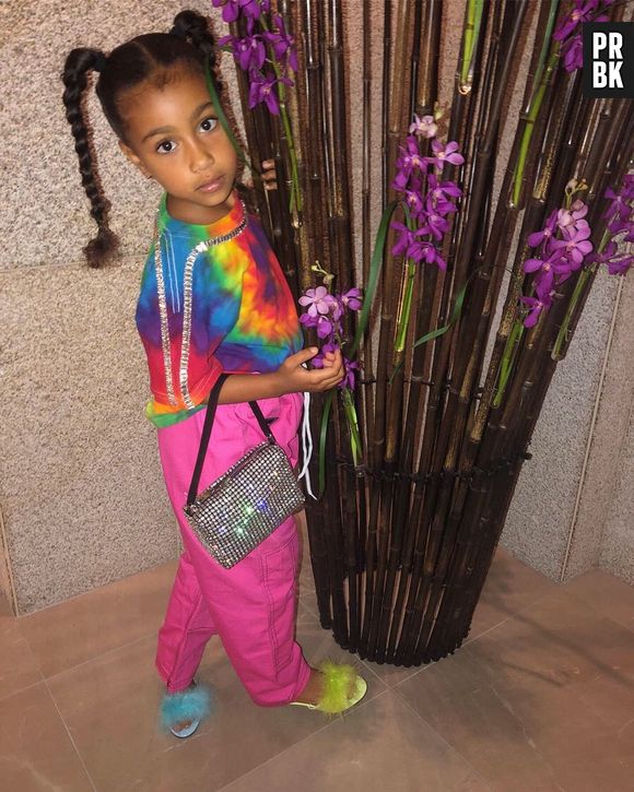 North West combina look com t-shirt tie dye