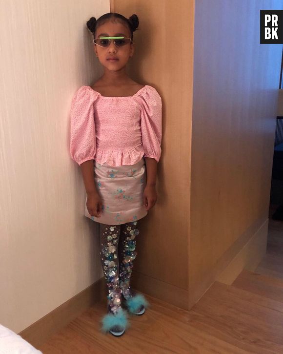 North West combina tendências em look e meia-calça com pedrarias rouba a cena