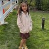 North West combina look em tons terrosos com patins dourado