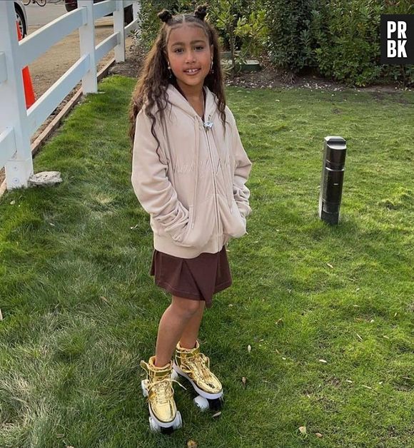 North West combina look em tons terrosos com patins dourado