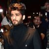 Zayn Malik em um look todo preto, composto por gola rolê e blazer