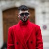 Juntar a gola alta com blazer em um look monocromático é uma ótima ideia