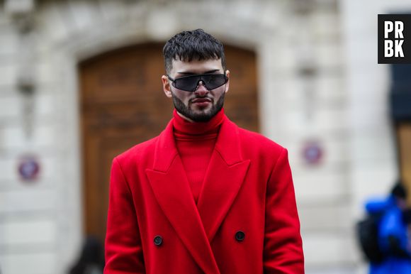 Juntar a gola alta com blazer em um look monocromático é uma ótima ideia