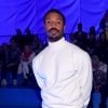 Michael B. Jordan ousou com uma calça vinho estampada e uma blusa gola rolê branca e deu muito certo