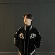 Suga, do BTS, acertou ao unir uma blusa gola alta com uma jaqueta preta com estampa