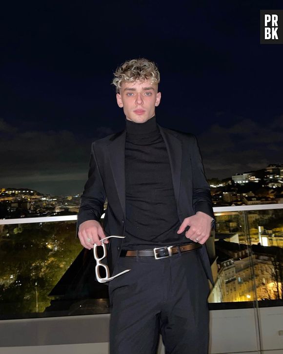 Josh Beauchamp, do Now United, vestiu um look preto básico com gola rolê e blazer