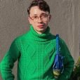 Arthur Freixo, ícone de moda do TikTok, compôs um look monocromático com um suéter gola alta e uma calça na cor verde
