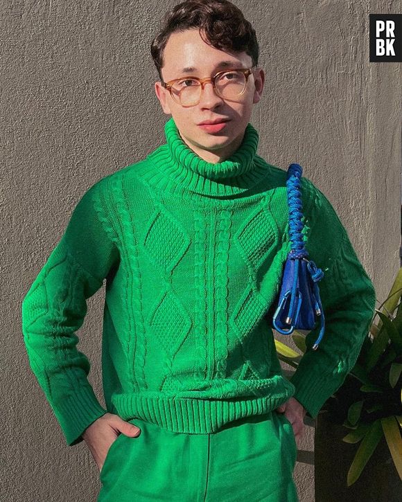 Arthur Freixo, ícone de moda do TikTok, compôs um look monocromático com um suéter gola alta e uma calça na cor verde