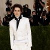 Timothée Chalamet com um look quase todo branco no MET Gala, valorizando a gola alta