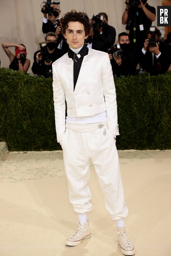 Timothée Chalamet com um look quase todo branco no MET Gala, valorizando a gola alta