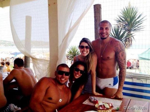 54261-fora-da-casa-do-bbb15-fernando-dia