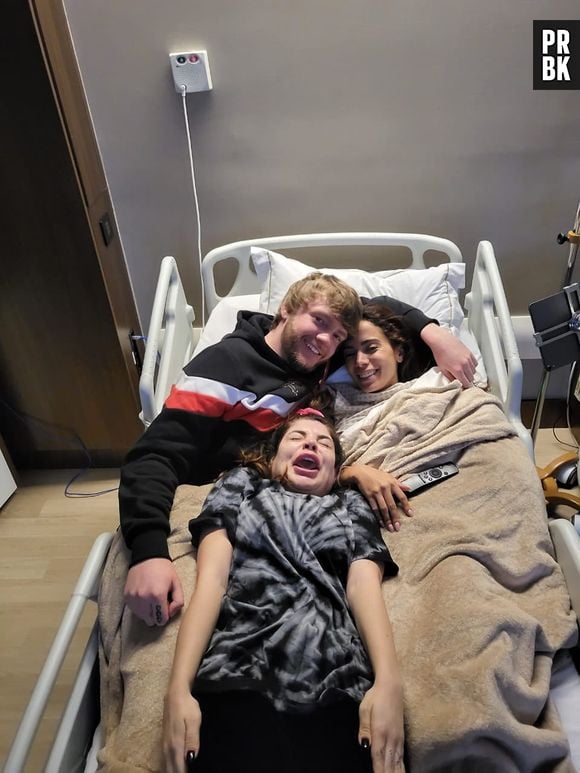 Anitta está no hospital, com apoio do namorado Murda Beatz e da amiga Gkay