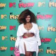 MTV Miaw 2022: looks todos brancos foram quebrados com bolsas ou sapatos coloridos