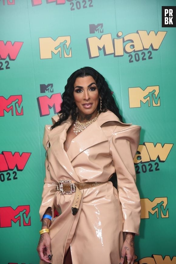 MTV Miaw 2022: Pepita apostou em sobretudo de couro