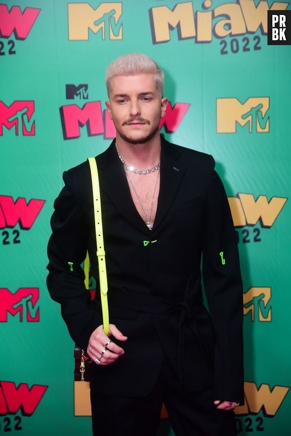 MTV Miaw 2022: Klebber Todelo quebrou o preto com bolsa neon