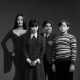 "Wandinha Addams": novas fotos mostram  Mortícia ( Catherine Zeta-Jones ), Wandinha (Jenna Ortega), Gomez ( Luis Guzmán ) e  Pugsley ( Isaac Ordonez )  