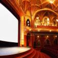  Em Budapeste na Hungria o Urania National Film Theatre parece um verdadeiro teatro, com uma arquitetura espetacular 