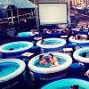 Nessa época de calor intenso, nada melhor que pegar um cineminha numa piscina dessas. Isso é possível no Hot Tube Cinema, em Londres, Inglaterra