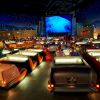 No Sci-fi Dine in Theater Disney's Hollywood Studios em Orlando, nos EUA, dá a pra trocar as poltronas por um carrinho 