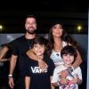 Rock in Rio: Juliana Paes e o marido, Carlos Eduardo Baptista, curtem festival juntos.  A dupla ainda levou os filhos à Cidade do Rock