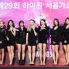 O grupo de K-pop TWICE se apresentou sem a integrante Mina, que estava lidando com ansiedade e insegurança