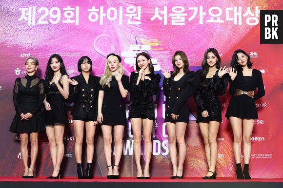 O grupo de K-pop TWICE se apresentou sem a integrante Mina, que estava lidando com ansiedade e insegurança