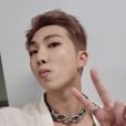 RM, do BTS, tem marca registrada em selfies - com os dois dedinhos de paz e amor